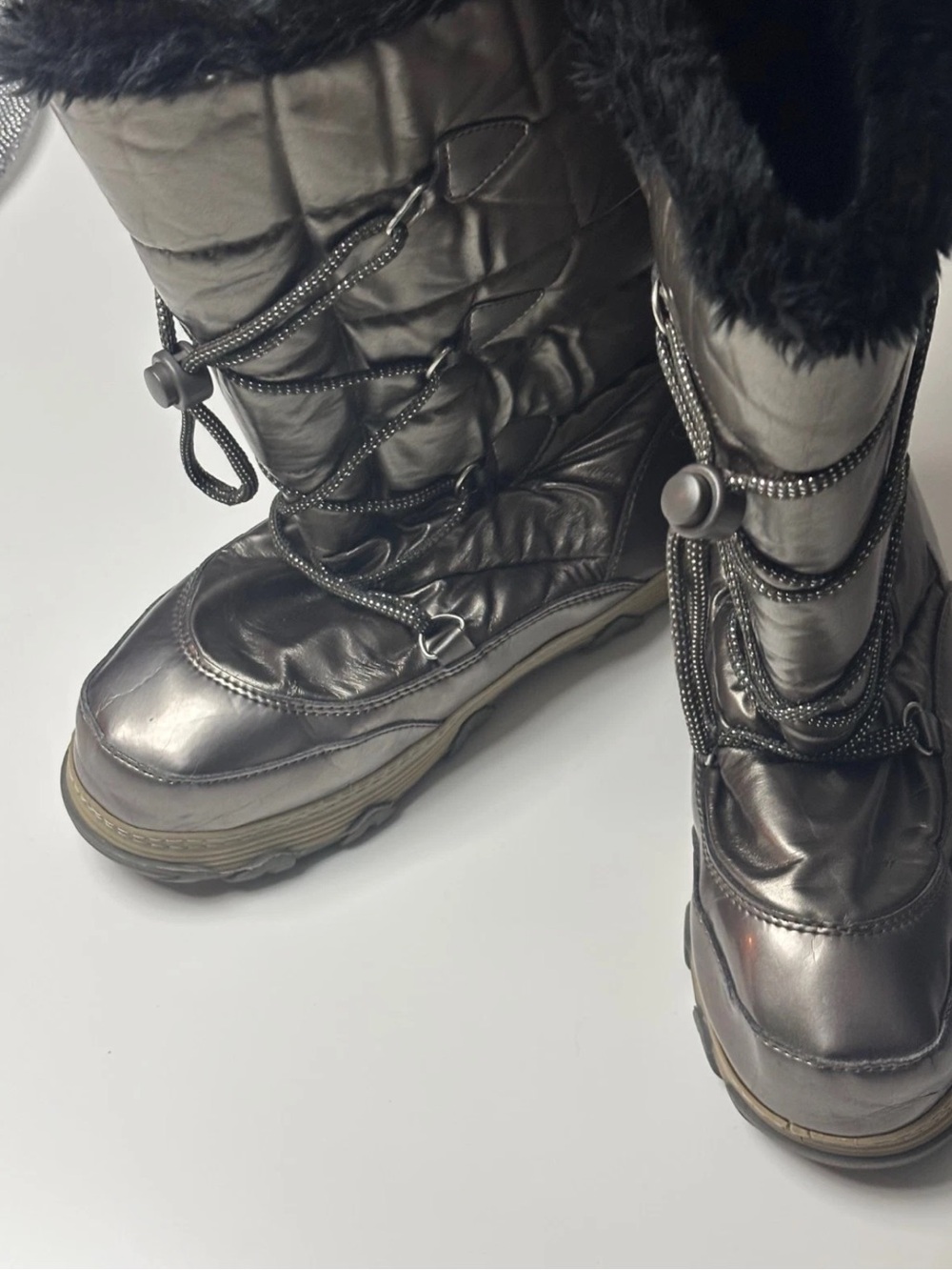 Khombu Metallic Pewter Winter Lace-Up Après-ski Boots with Faux Fur - size 10